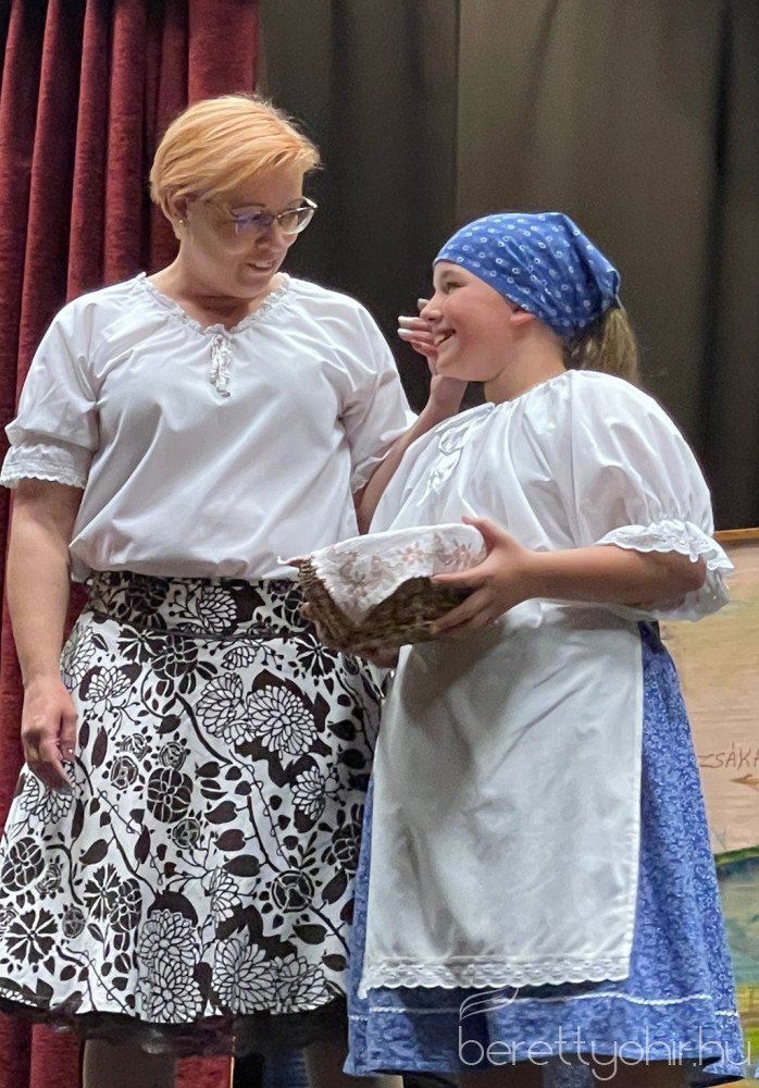 Piros_hid_pajtaszinhazi_eloadas_09