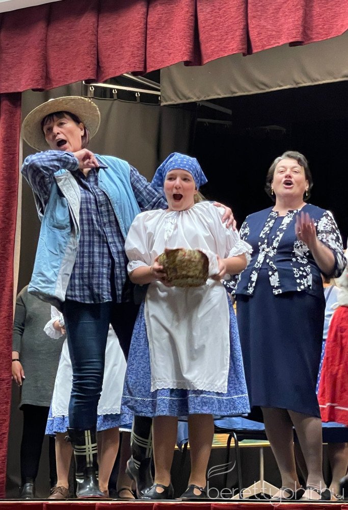 Piros_hid_pajtaszinhazi_eloadas_10