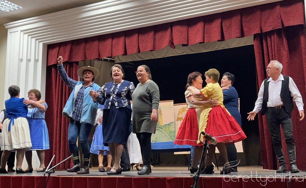 Piros_hid_pajtaszinhazi_eloadas_11