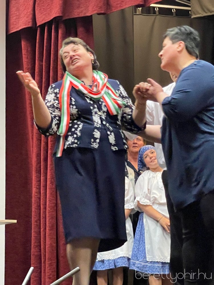 Piros_hid_pajtaszinhazi_eloadas_12