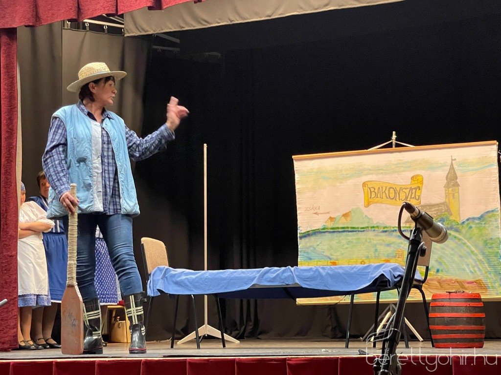 Piros_hid_pajtaszinhazi_eloadas_13