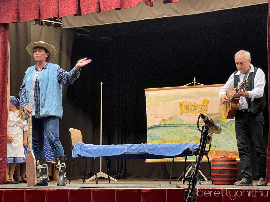 Piros_hid_pajtaszinhazi_eloadas_14