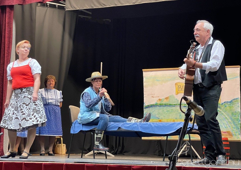 Piros_hid_pajtaszinhazi_eloadas_15