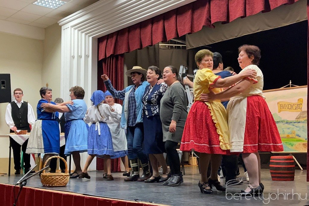 Piros_hid_pajtaszinhazi_eloadas_16