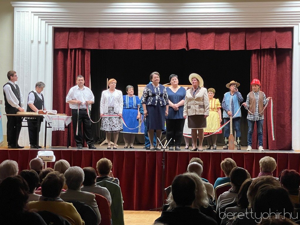 Piros_hid_pajtaszinhazi_eloadas_17