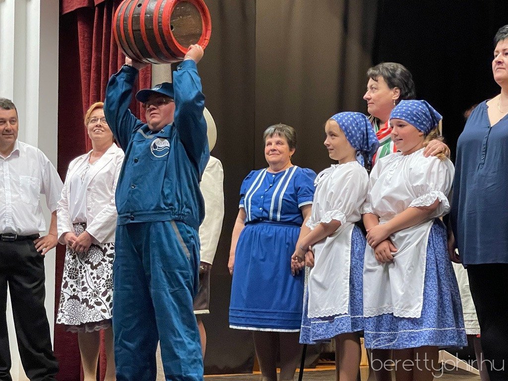 Piros_hid_pajtaszinhazi_eloadas_20