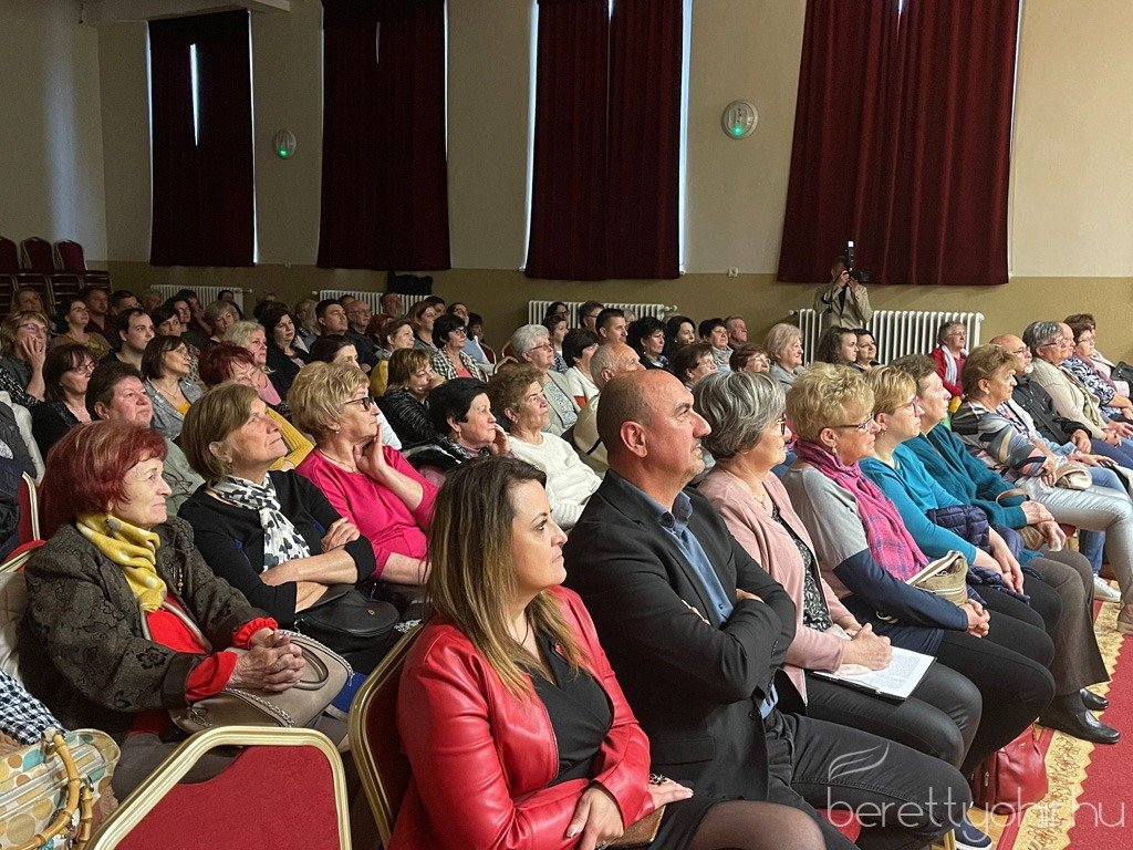 Piros_hid_pajtaszinhazi_eloadas_21