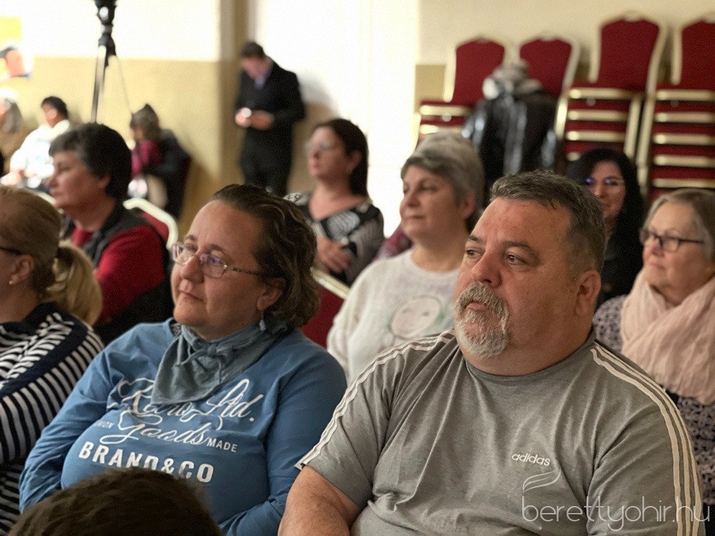 Piros_hid_pajtaszinhazi_eloadas_26