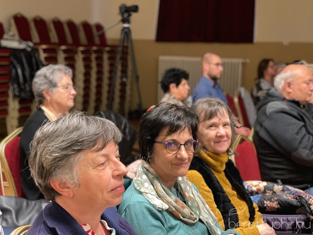 Piros_hid_pajtaszinhazi_eloadas_31