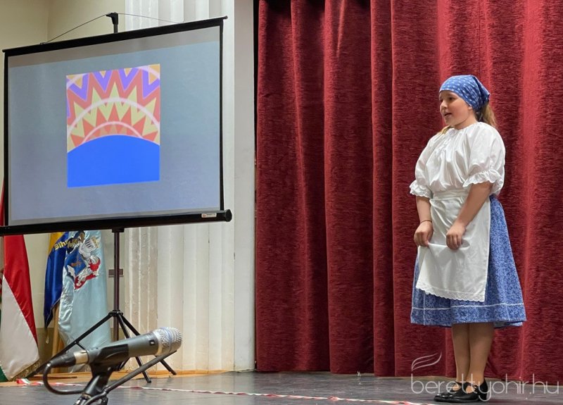 Piros_hid_pajtaszinhazi_eloadas_40