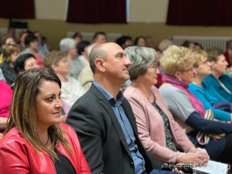 Piros_hid_pajtaszinhazi_eloadas_41