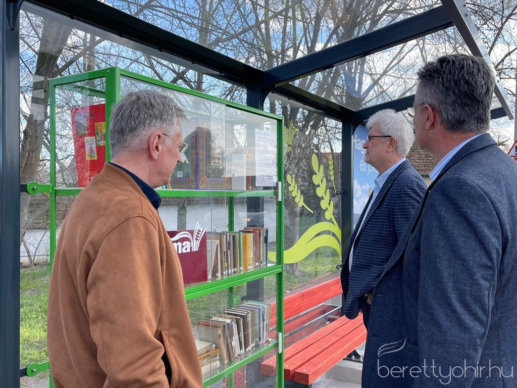 atadtak-a-tama-buszmegallokat_07