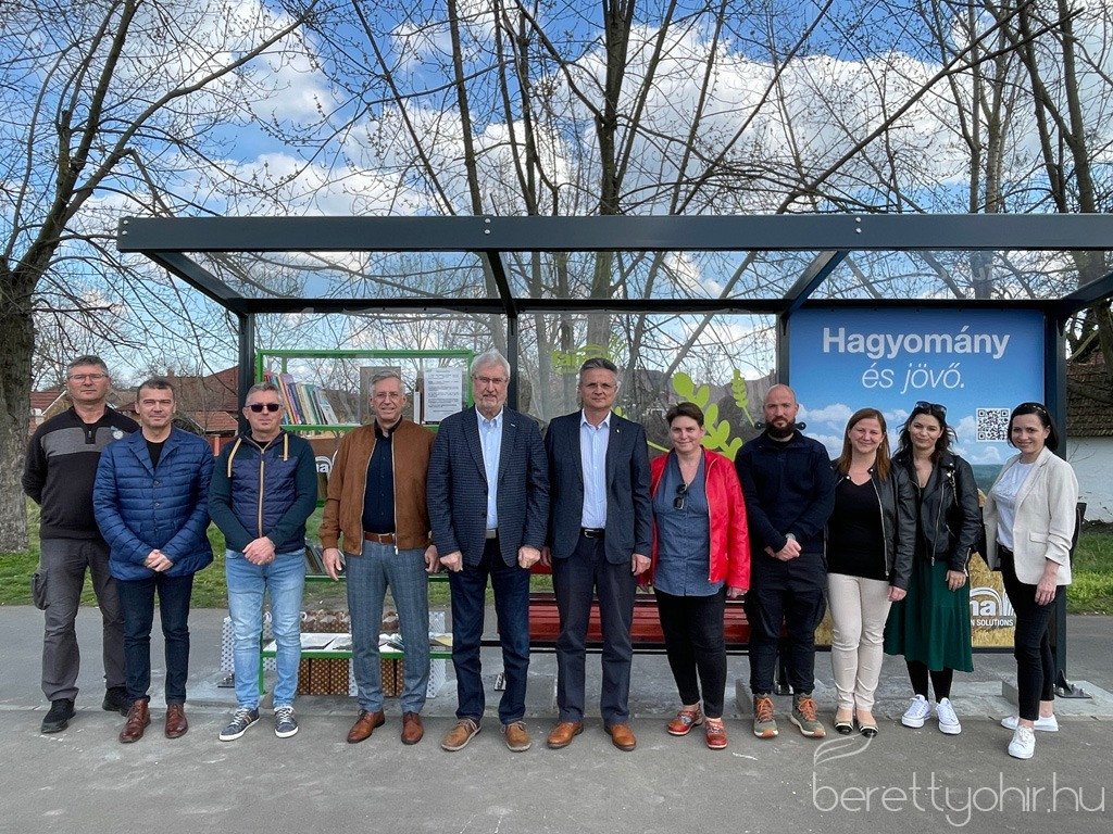 atadtak-a-tama-buszmegallokat_08