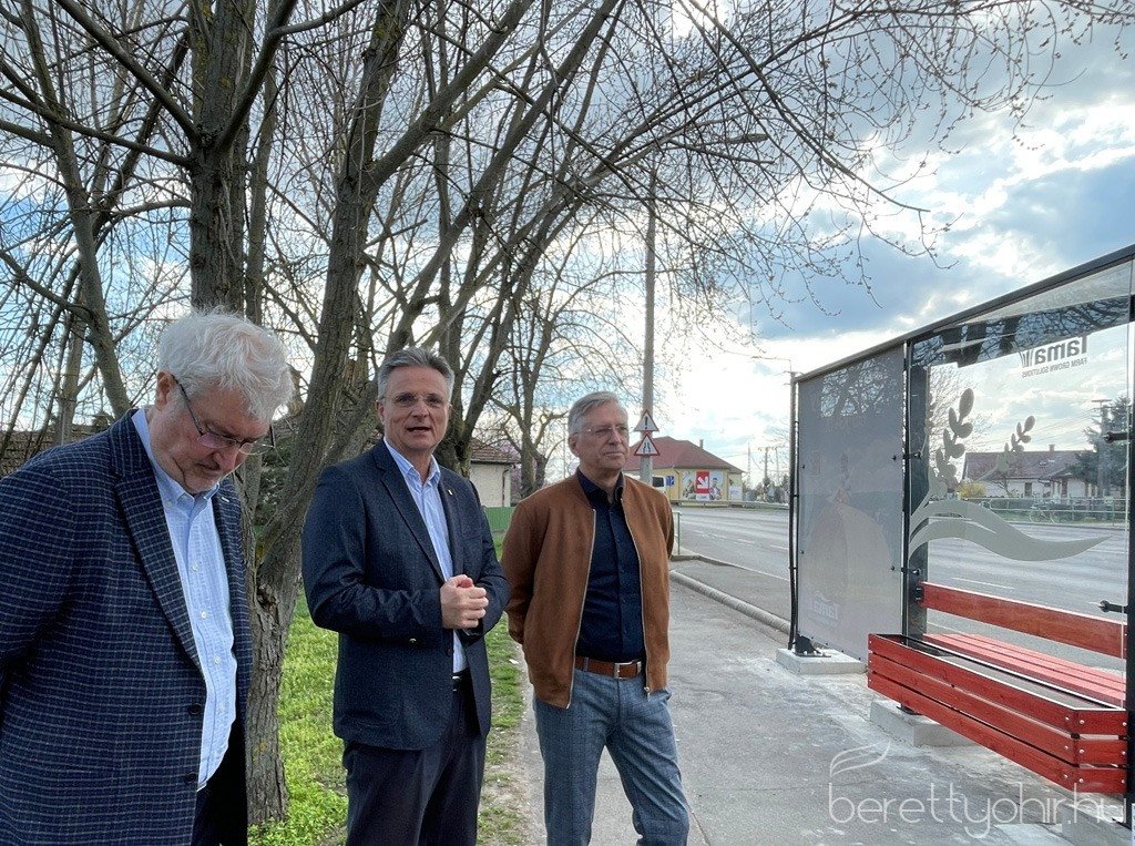 atadtak-a-tama-buszmegallokat_09