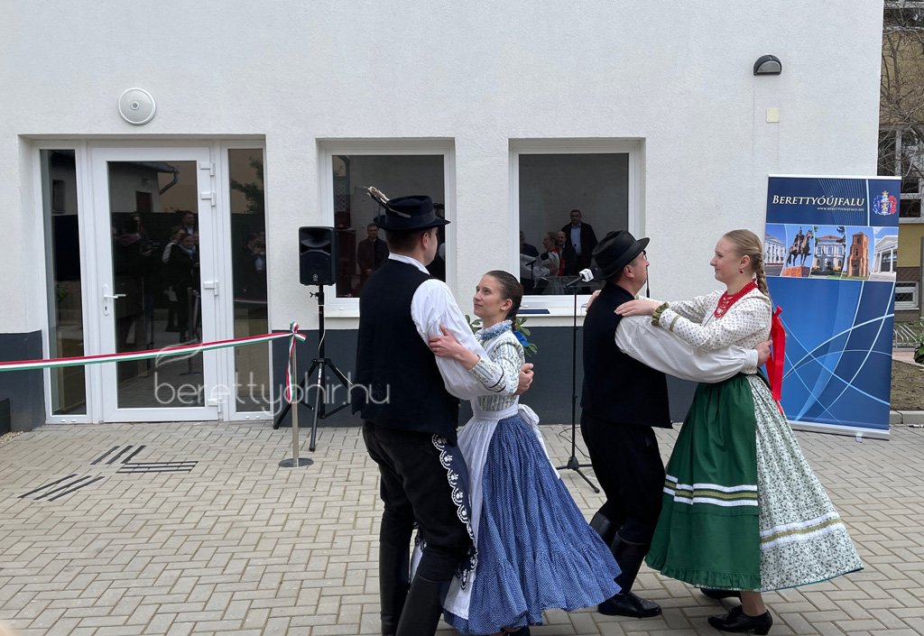 Atadtak_a_vallalkozok_hazat_01