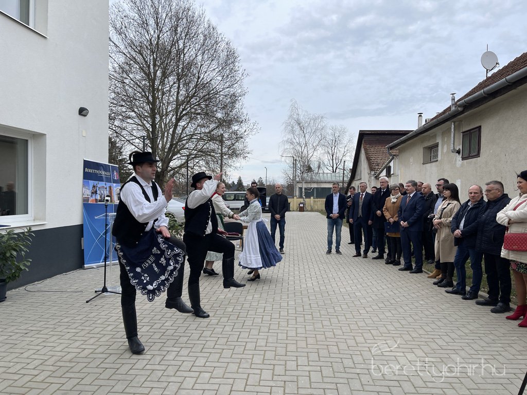 Atadtak_a_vallalkozok_hazat_03