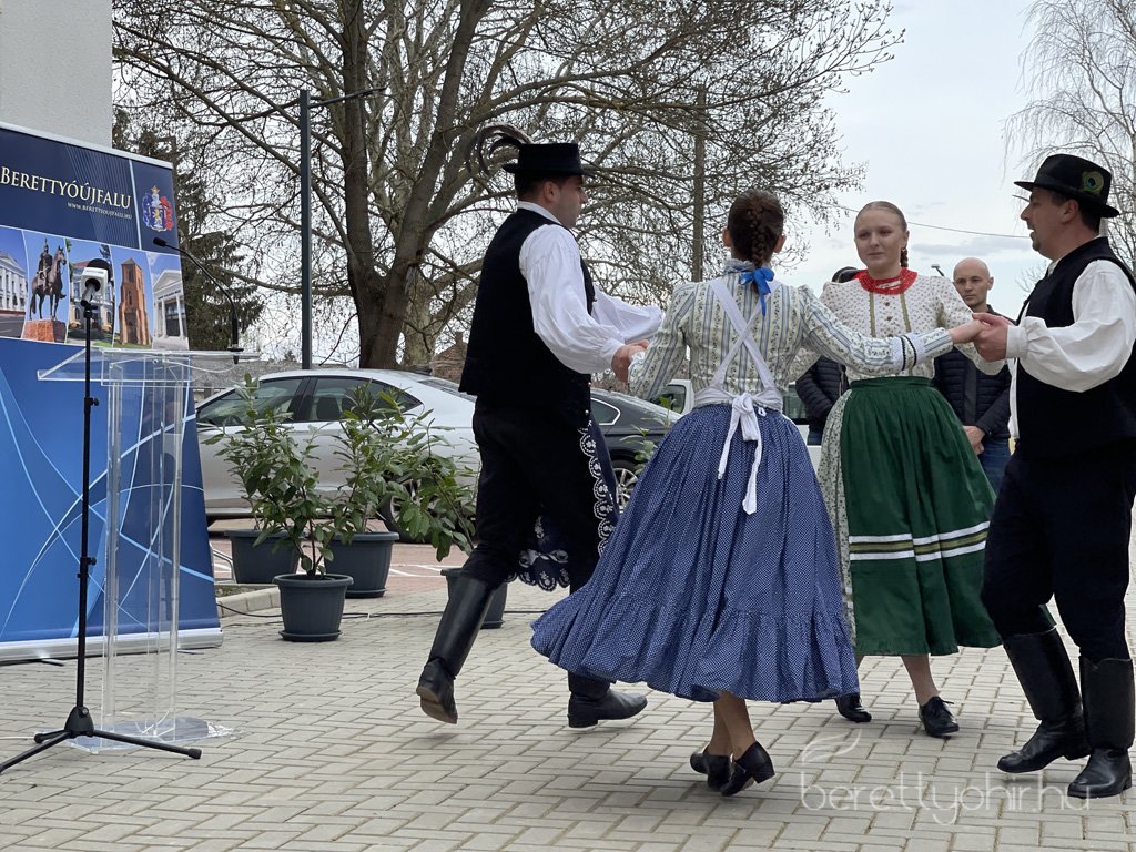 Atadtak_a_vallalkozok_hazat_04