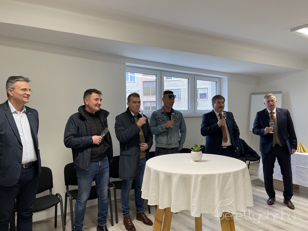 Atadtak_a_vallalkozok_hazat_45