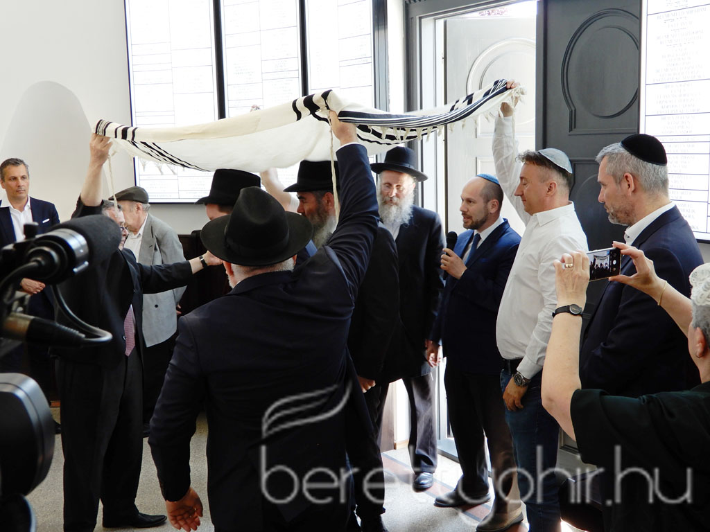 Átadták a felújított zsinagógát 60