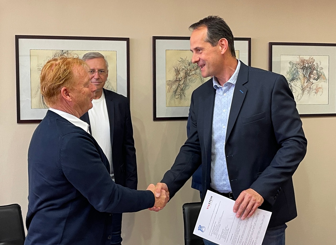 Tamogatoi  szerzodest irt ala a BMSE02