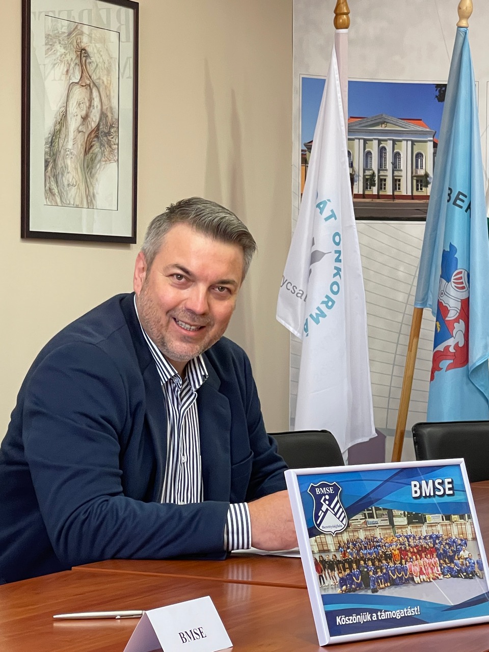 Tamogatoi  szerzodest irt ala a BMSE04