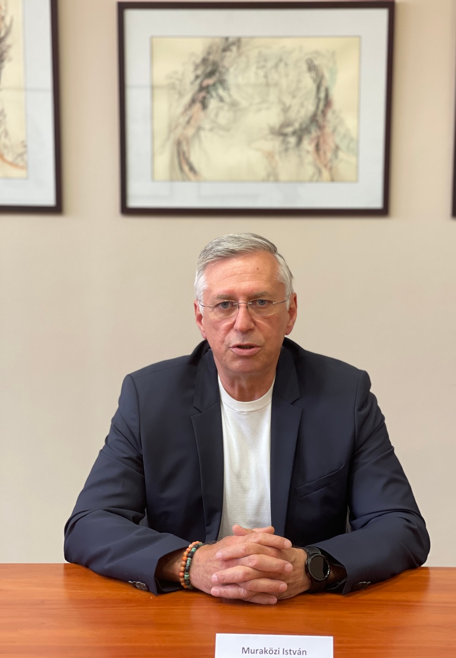 Tamogatoi  szerzodest irt ala a BMSE05