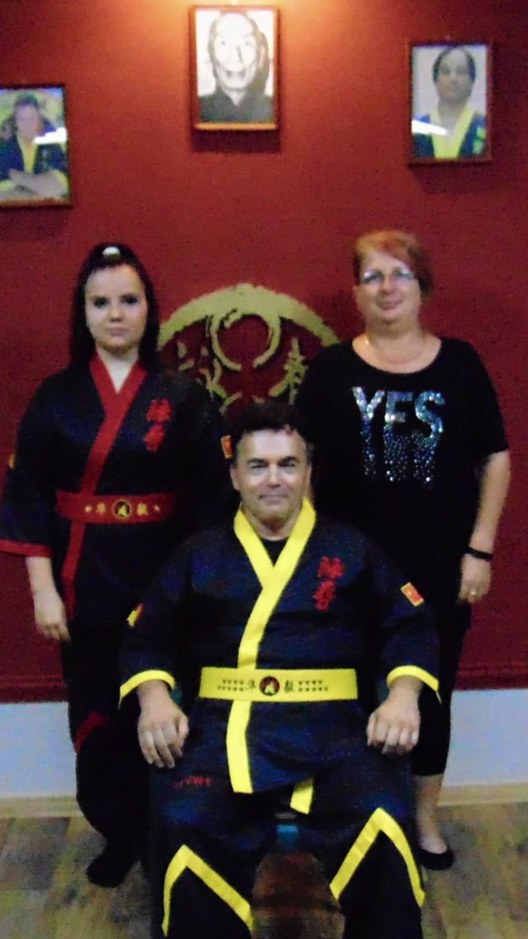 szaszák tamara a világ első mesterfokozatú wah ngai wing chun kuen mesternője, sijo bagoly tibor 9. duan fokozatú mester, a h. w. t. c. a. elnöke, magyar és európai főinstruktor, zsoldi andrea a h. w.t.c.a. e